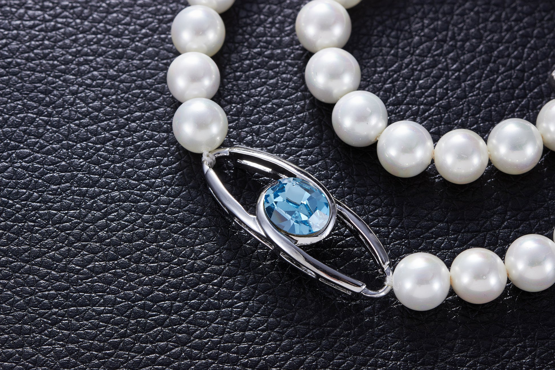 The classy pearl collier with a blue topaz swarovski pendant - CDE Jewelry Egypt